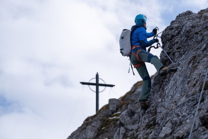 UG-TVB-Seefeld_Das-Gipfelkreuz-der-Seefelder-Spitze-in-Sicht-Seefeld-1