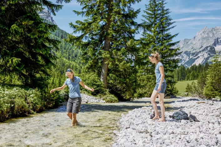 UG-TVB-Seefeld_Pause-am-Karwendelbach-im-Karwendeltal-mit-Abkuehlung-am-Wasser