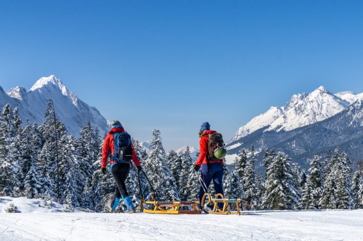 UG-TVB-Seefeld_Rodeln-am-Katzenkopf-mit-Blick-ins-Gaistal-Leutasch