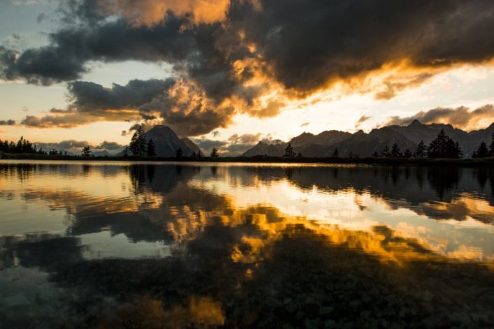 UG-TVB-Seefeld_Sonnenuntergang-am-Speichersee-Gschwandtkopf-Seefeld