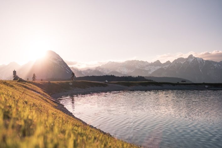 UG-TVB-Seefeld_Sonnenuntergang-am-Speichersee-auf-dem-Gschwandtkopf-im-Sommer-4