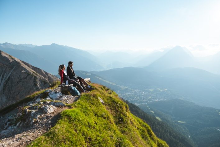 UG-TVB-Seefeld_Wanderer-auf-Sonnenbank-auf-der-Seefelder-Spitze-Blick-auf-die-Region-Seefeld-2