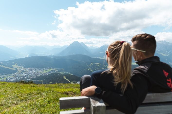 UG-TVB-Seefeld_Wanderer-geniessen-Aussicht-ueber-Seefeld-Rosshuette-Bank