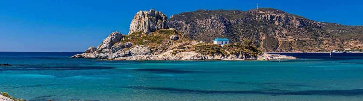 Felslandschaft mit einer kleinen Kirche vor türkisblauem Meerwasser auf der Insel Kos in Griechenland