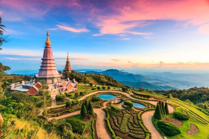 Zwei Pagoden zieren die Landschaft des Doi Inthanon, Thailands höchstem Berg, umgeben von kunstvoll angelegten Gärten und Bergpanoramen bei Sonnenuntergang.