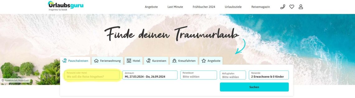Luftaufnahme eines tropischen Strandes mit Wellen, darauf