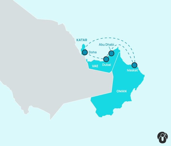Karte der Orient Kreuzfahrtroute. Route verläuft von Maskat in Oman über Dubai und Abu Dhabi in den VAE nach Dohar in Katar. Die Häfen sind durch gepunktete Linien verbunden. Rechter unterer Rand: Logo.