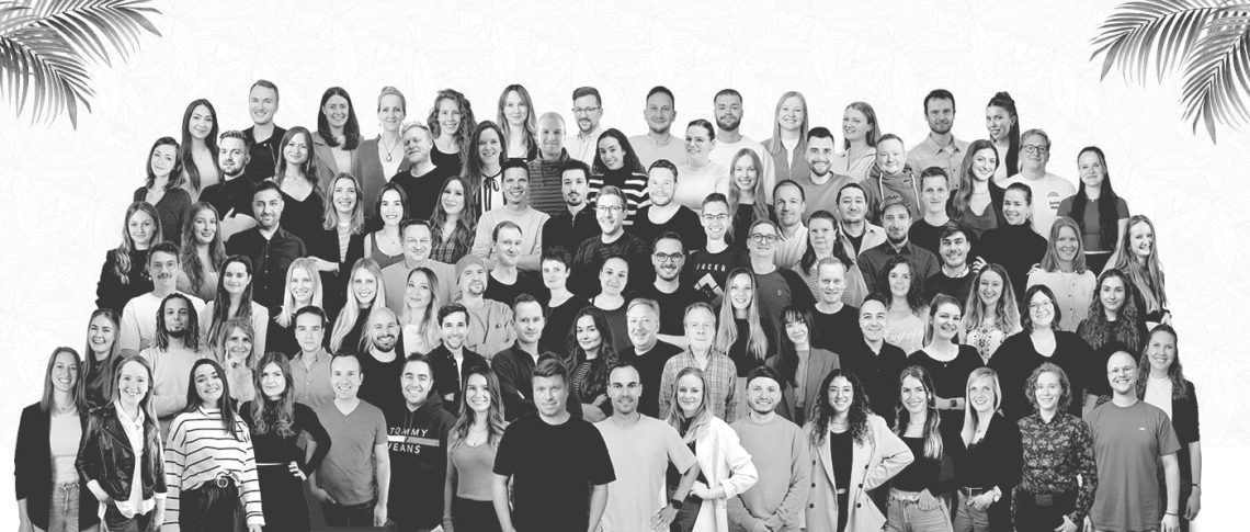 Schwarz-weißes Gruppenbild der Mitarbeitenden bei Urlaubsguru.